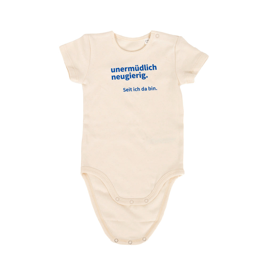 Baby-Body in Creme, Kurzarm, mit blauem Aufdruck „unermüdlich neugierig. Seit ich da bin.“ und Druckknöpfen am Schritt.