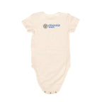 Rückansicht: cremefarbener Baby-Body, Kurzarm, mit blauem „Universität Wien“-Logo oben und Druckknöpfen am Schritt.