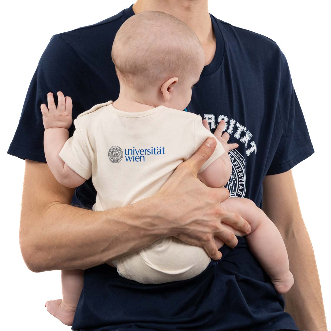 Baby in cremefarbenem Kurzarm-Body mit blauem „Universität Wien“-Logo auf der Rückseite; gehalten von Person im dunkelblauen T‑Shirt.