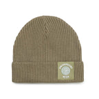 Gestrickte Beanie in Khakifarben mit Umschlag; vorn Patch mit weißem Siegel und Schrift „Universität Wien – Seit 1365“.