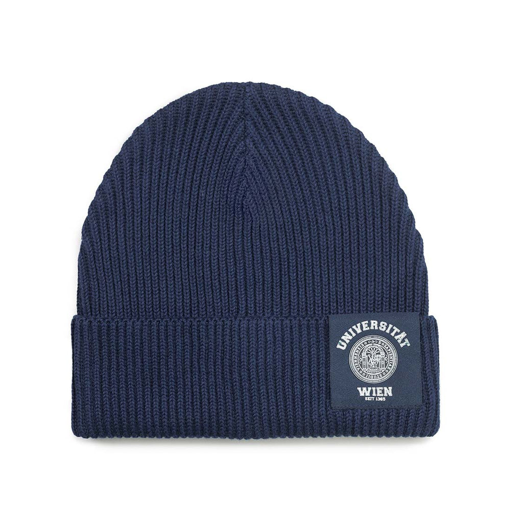 Gestrickte Beanie in Dunkelblau mit Umschlag; vorn Patch mit weißem Siegel und Schrift „Universität Wien –Seit 1365“.