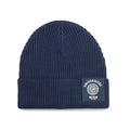 Gestrickte Beanie in Dunkelblau mit Umschlag; vorn Patch mit weißem Siegel und Schrift „Universität Wien –Seit 1365“.