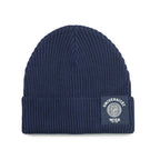 Gestrickte Beanie in Dunkelblau mit Umschlag; vorn Patch mit weißem Siegel und Schrift „Universität Wien –Seit 1365“.