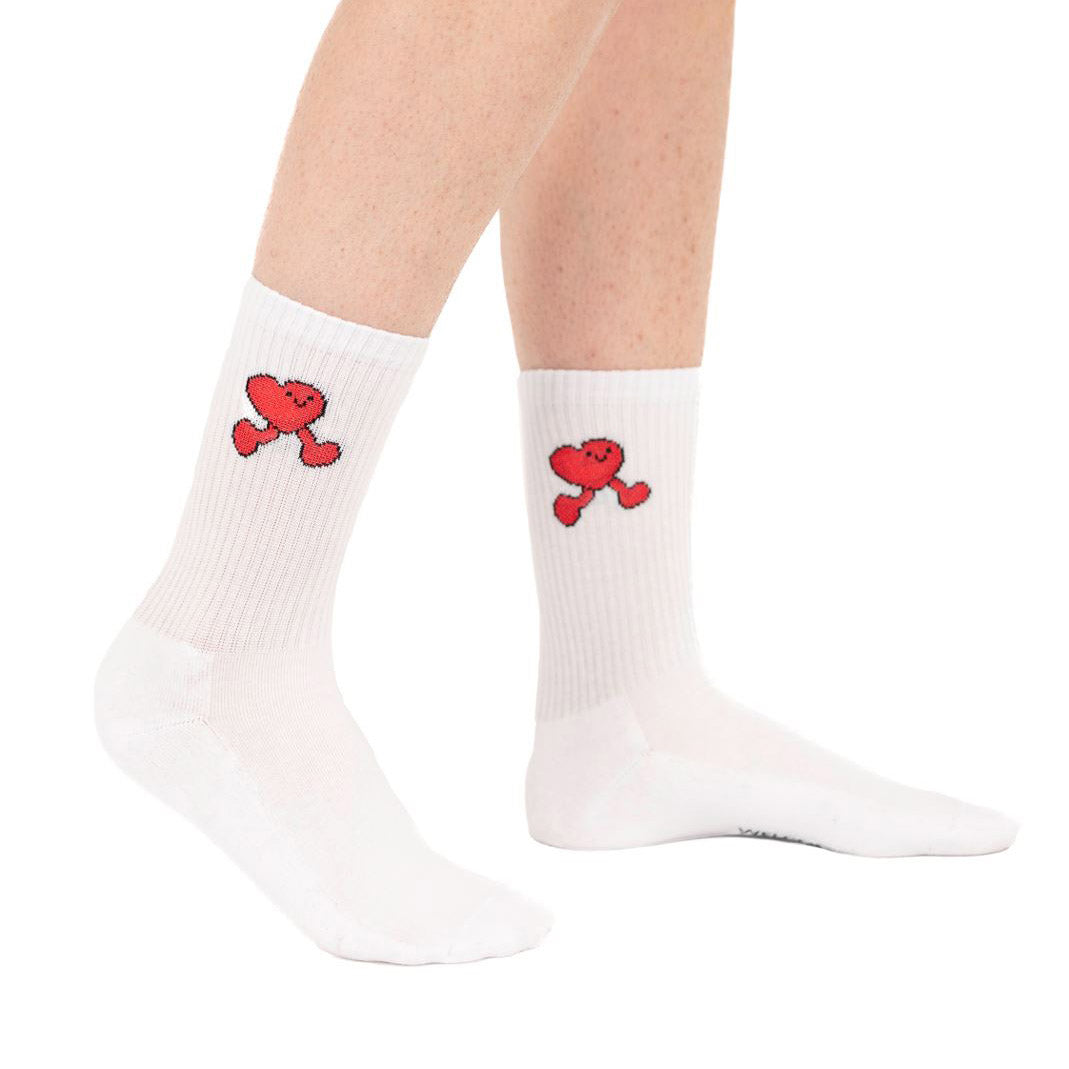 Weiße Sportsocken mit kleinem roten Herz‑Motiv auf beiden Seiten des Schaftes.