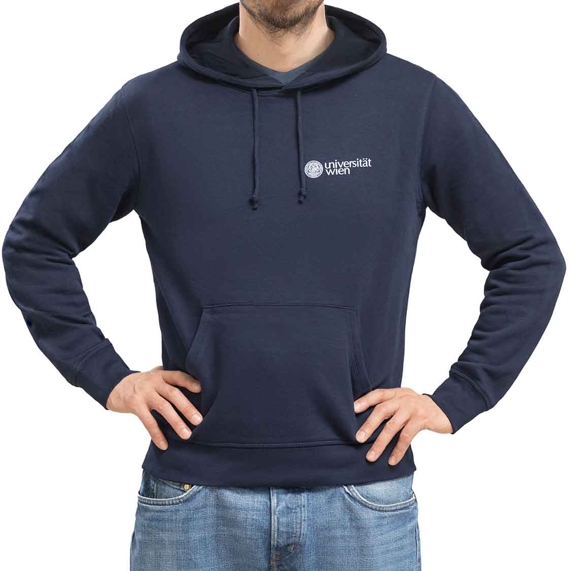 Männliches Fotomodel mit blauem Hoodie mit weißem Aufdruck des Logos der Universität Wien auf der Brust.