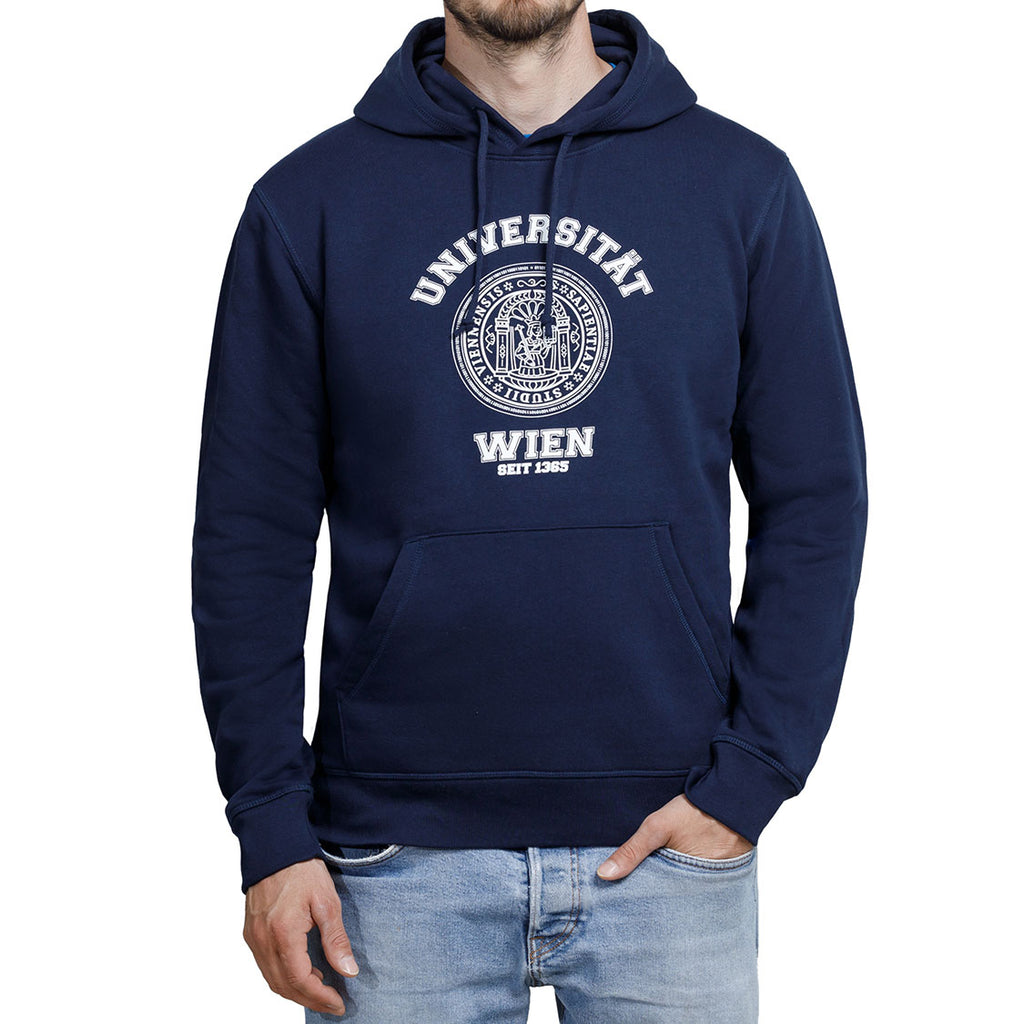 Dunkelblauer Hoodie mit Kängurutasche; vorne großes Siegel und Schriftzug „UNIVERSITÄT WIEN – SEIT 1365“.