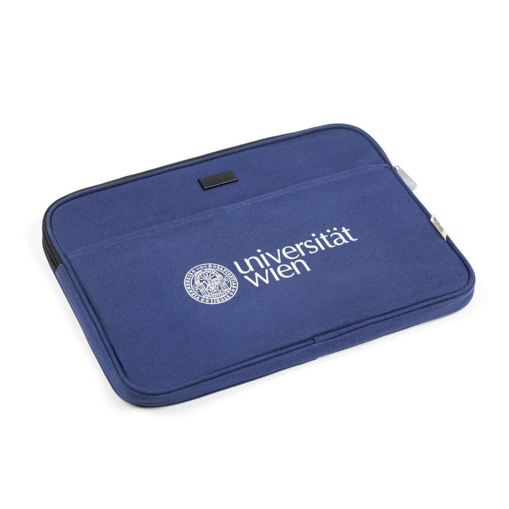 Blaue Laptophülle, großflächig bedruckt mit dem Logo der Universität Wien in weißer Farbe.