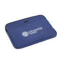 Blaue Laptophülle, großflächig bedruckt mit dem Logo der Universität Wien in weißer Farbe.