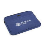 Blaue Laptophülle, großflächig bedruckt mit dem Logo der Universität Wien in weißer Farbe.