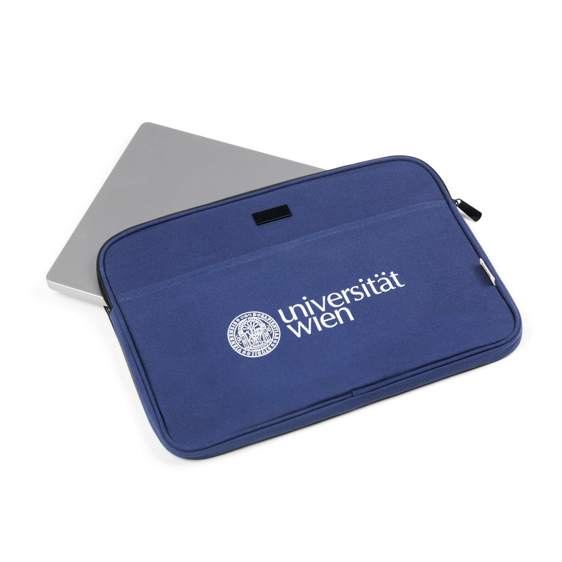 Blaue Laptophülle, großflächig bedruckt mit Logo der Universität Wien, mit einem silbernen Laptop, der aus der Laptophülle herausragt.