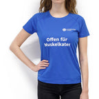 Blaues Damen‑Sport‑T‑Shirt mit weißem Aufdruck „Offen für Muskelkater“ und kleinem „Universität Wien“-Logo auf der Brust.