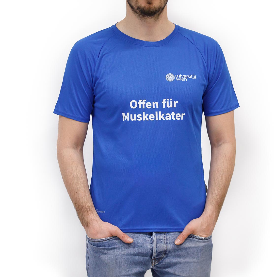 Blaues Sport-T‑Shirt mit weißem Aufdruck „Offen für Muskelkater“ und kleinem „Universität Wien“-Logo auf der Brust.