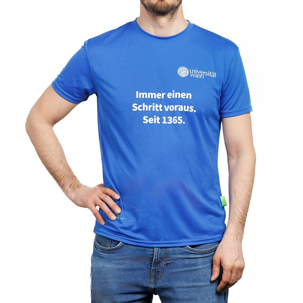 Blaues Sport-T‑Shirt mit weißem Aufdruck „Immer einen Schritt voraus. Seit 1365.“ und kleinem „Universität Wien“-Logo auf der Brust.