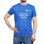 Blaues Sport-T‑Shirt mit weißem Aufdruck „Immer einen Schritt voraus. Seit 1365.“ und kleinem „Universität Wien“-Logo auf der Brust.