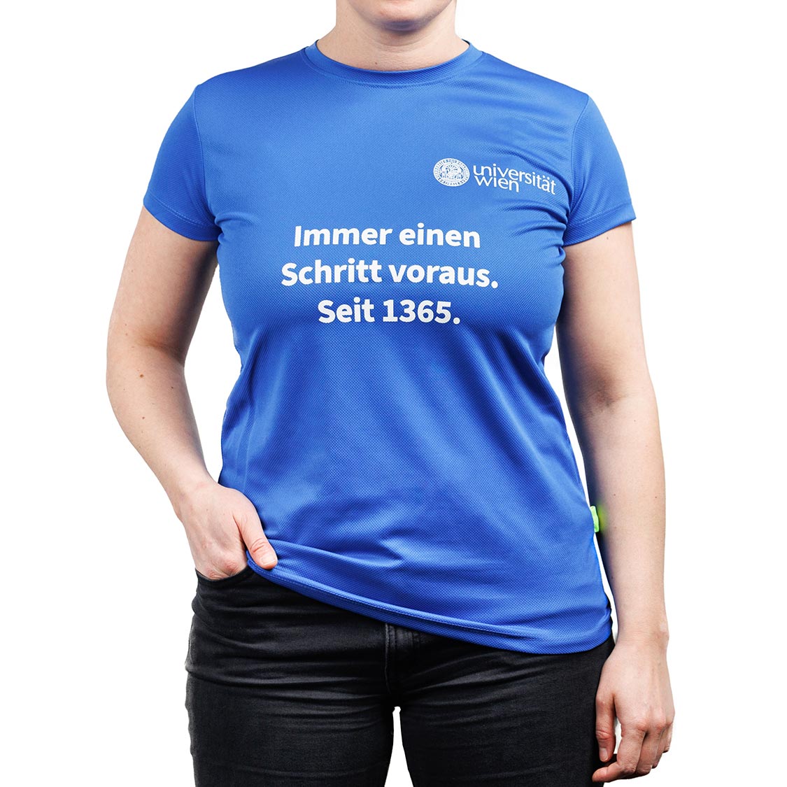 Blaues Sport-T‑Shirt mit weißem Aufdruck „Immer einen Schritt voraus. Seit 1365.“ und kleinem „Universität Wien“-Logo auf der Brust.