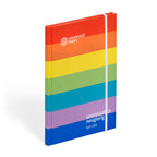 Notizbuch-Cover mit mehreren Regenbogen-Farben vollflächig eingefärbt und mit Logo der Universität Wien und dem Claim "unermüdlich neugierig" in weiß bedruckt.
