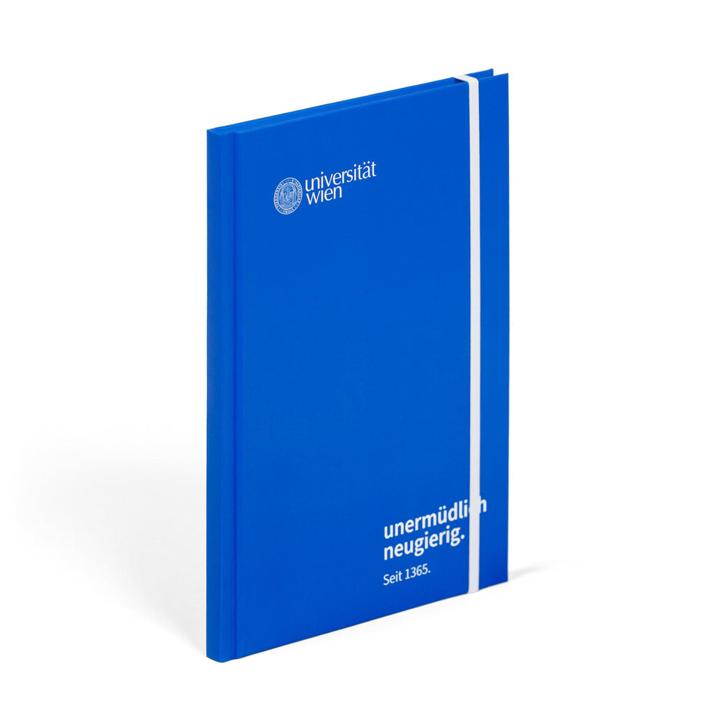 Cover des Notizbuchs, vollflächig blau, mit Logo der Universität Wien und dem Claim "unermüdlich neugierig" in weiß bedruckt.
