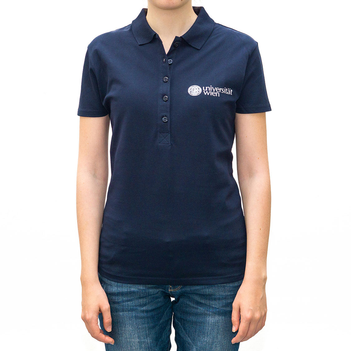 Dunkelblaues Damen-Poloshirt mit längerer Knopfleiste; links auf der Brust weißes „Universität Wien“-Logo mit Siegel.