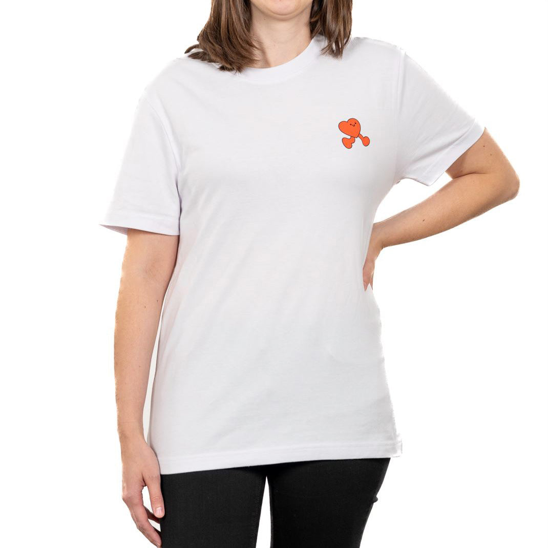 Weißes Unisex-T‑Shirt mit kleinem orangefarbenen Herz-Motiv auf der linken Brust.