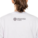 Rückansicht: weißes T‑Shirt mit schwarzem „Universität Wien“-Logo im Nackenbereich.