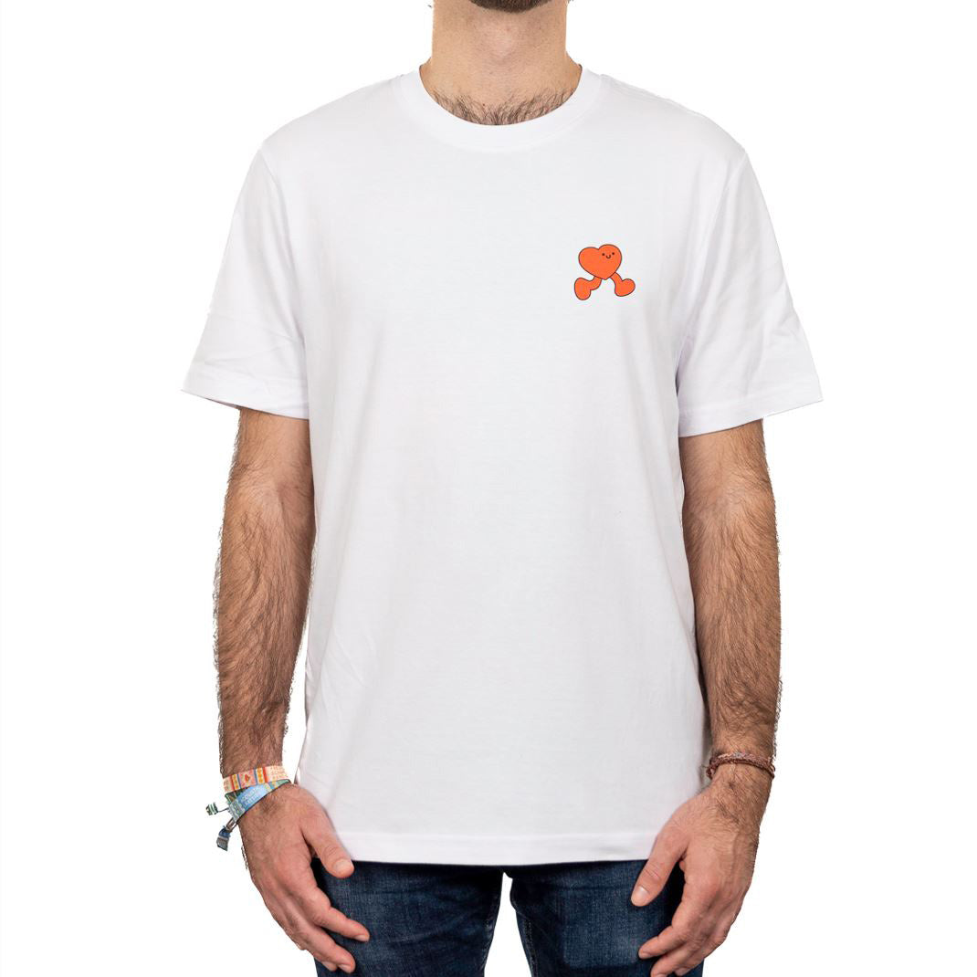 Weißes Unisex-T‑Shirt mit kleinem orangefarbenen Herz-Motiv auf der linken Brust.