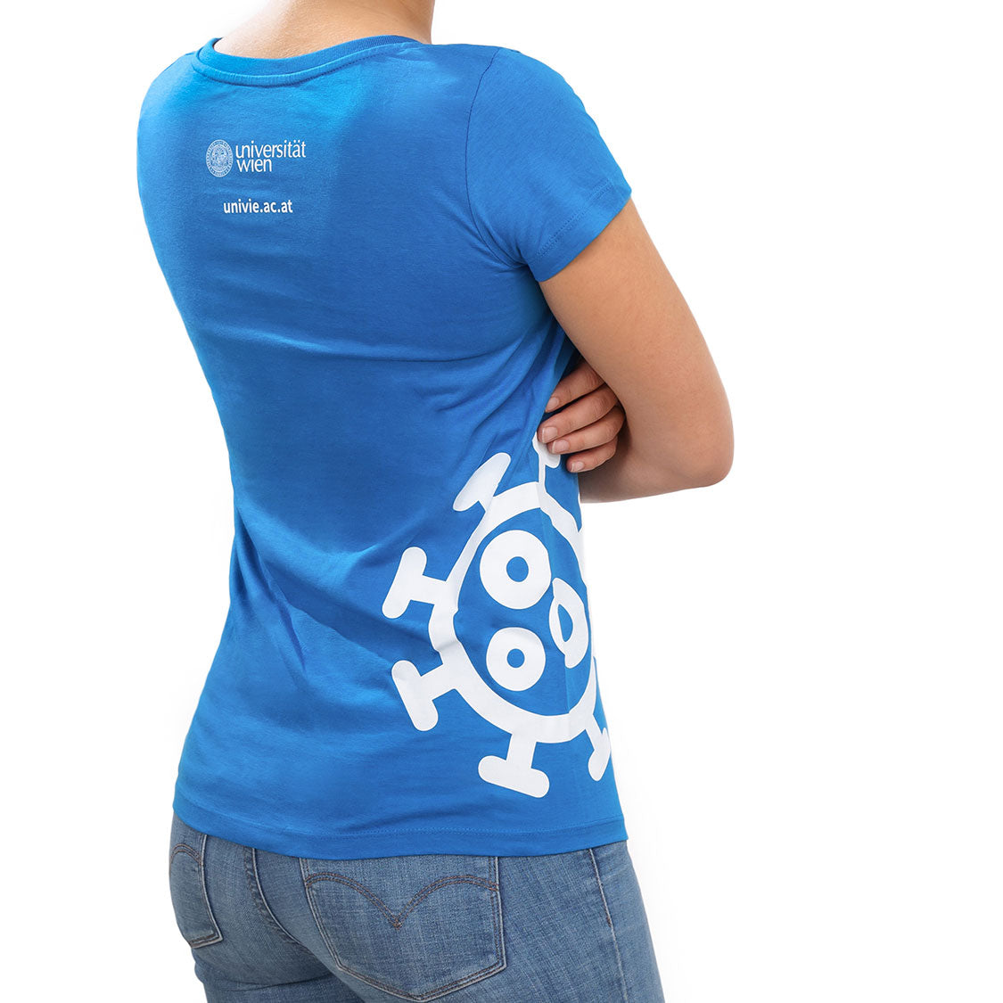 Rückansicht: blaues Damen-T‑Shirt mit kleinem „Universität Wien“-Logo und URL oben; großes weißes Seitengrafik‑Motiv.