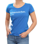 Blaues Damen-Rundhalsshirt mit weißem Schriftzug „Krisensicher. Seit 1365.“ und seitlichem, großem Motiv.