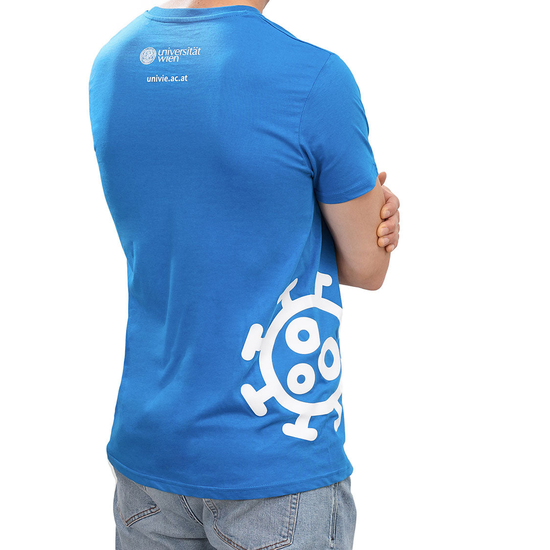 Rückansicht: blaues T‑Shirt mit kleinem „Universität Wien“‑Logo und URL oben; großes weißes Seitengrafik‑Motiv unten.