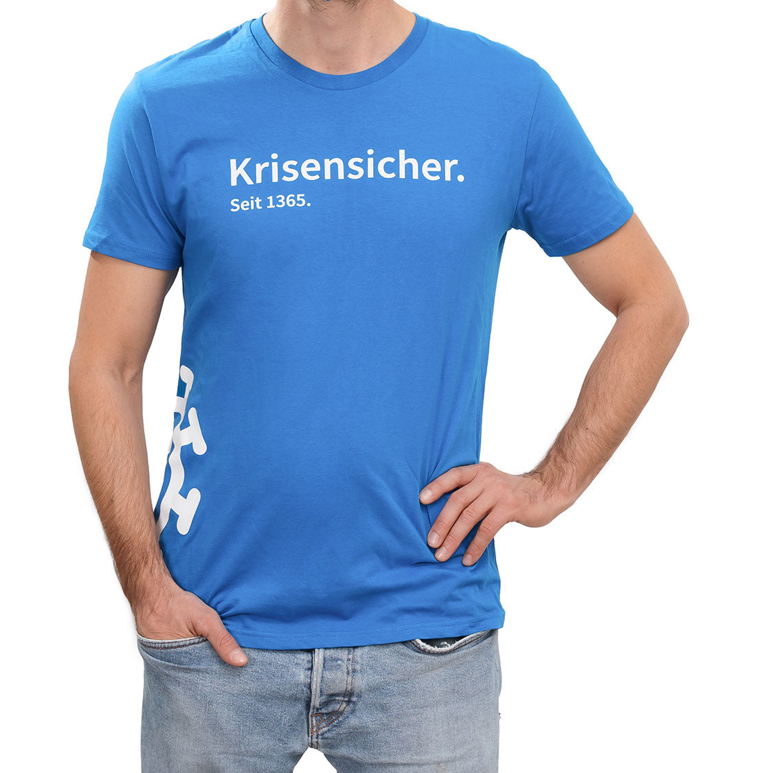 Blaues Herren-T‑Shirt mit weißem Schriftzug „Krisensicher. Seit 1365.“ und großem seitlichen Motiv.