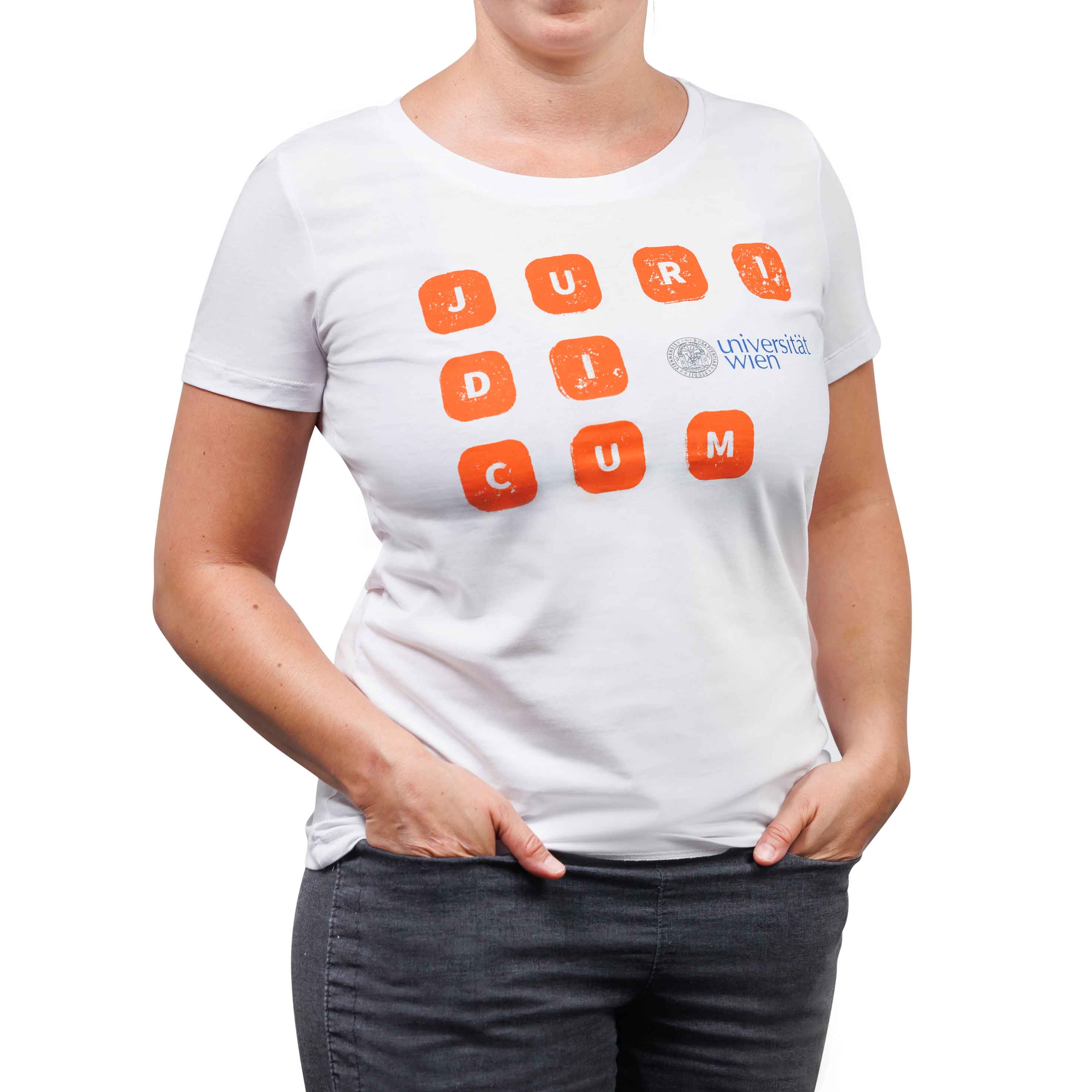 Weißes Rundhals-T-Shirt, Kurzarm, mit orangefarbenem „JURIDICUM“-Print und Logo „Universität Wien“ auf der Front.