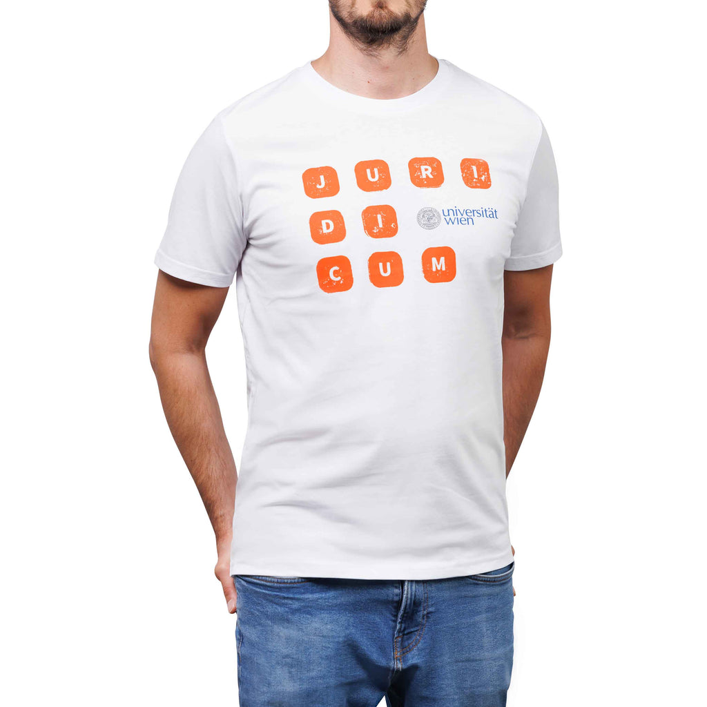 Männliches Fotomodel mit Aufdruck von neun orangenen Kacheln in drei Reihen mit Schrifzug "Juridicum" in den Kacheln und Logo der Universität Wien in schwarz.