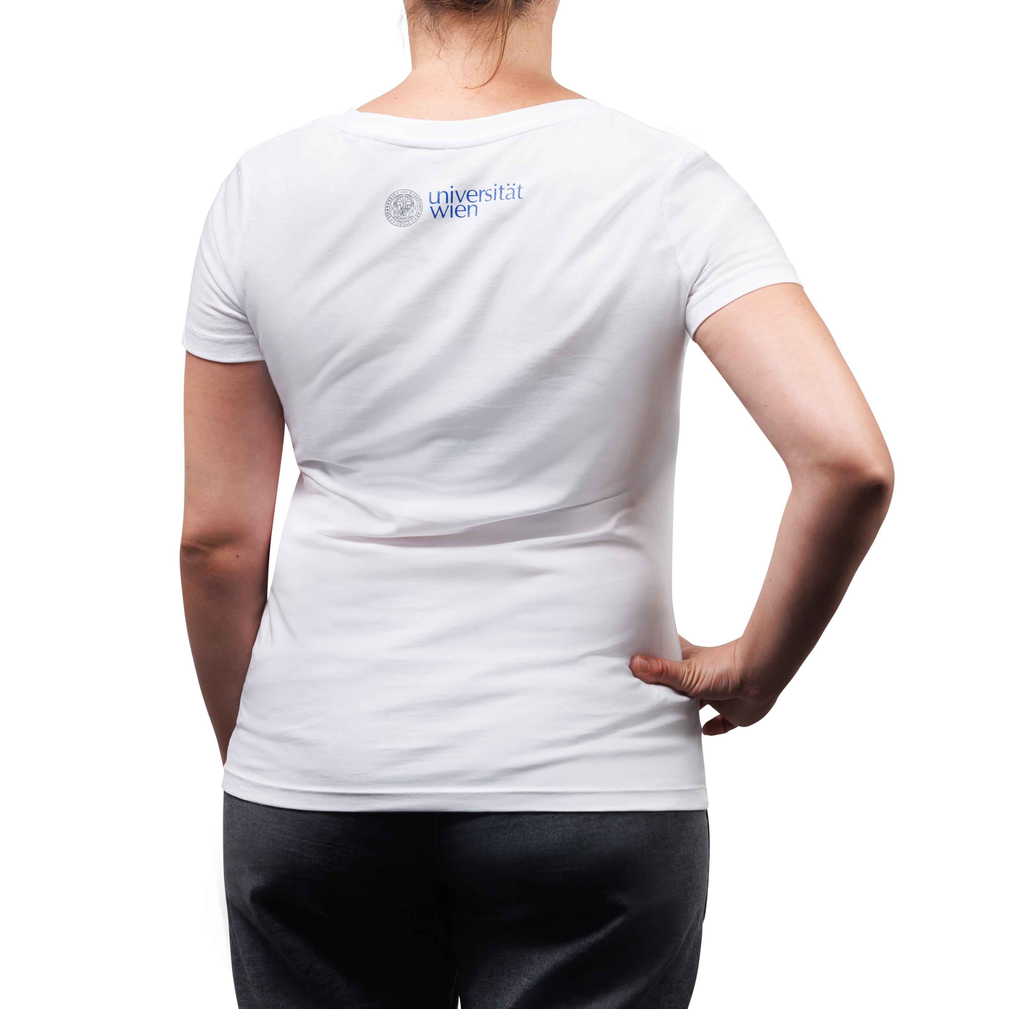 Rückansicht von weiblichem Fotomodel, das ein weißes T-Shirt trägt, mit Aufdruck des Logos der Universität Wien im Nacken.