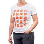 Weibliches Fotomodel mit weißem T-Shirt, aufgedruck zwanzig orangene Kacheln in fünf Reihen.