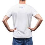 Rückansicht von männlichem Fotomodel, das ein weißes T-Shirt trägt, mit Aufdruck des Logos der Universität Wien im Nacken.