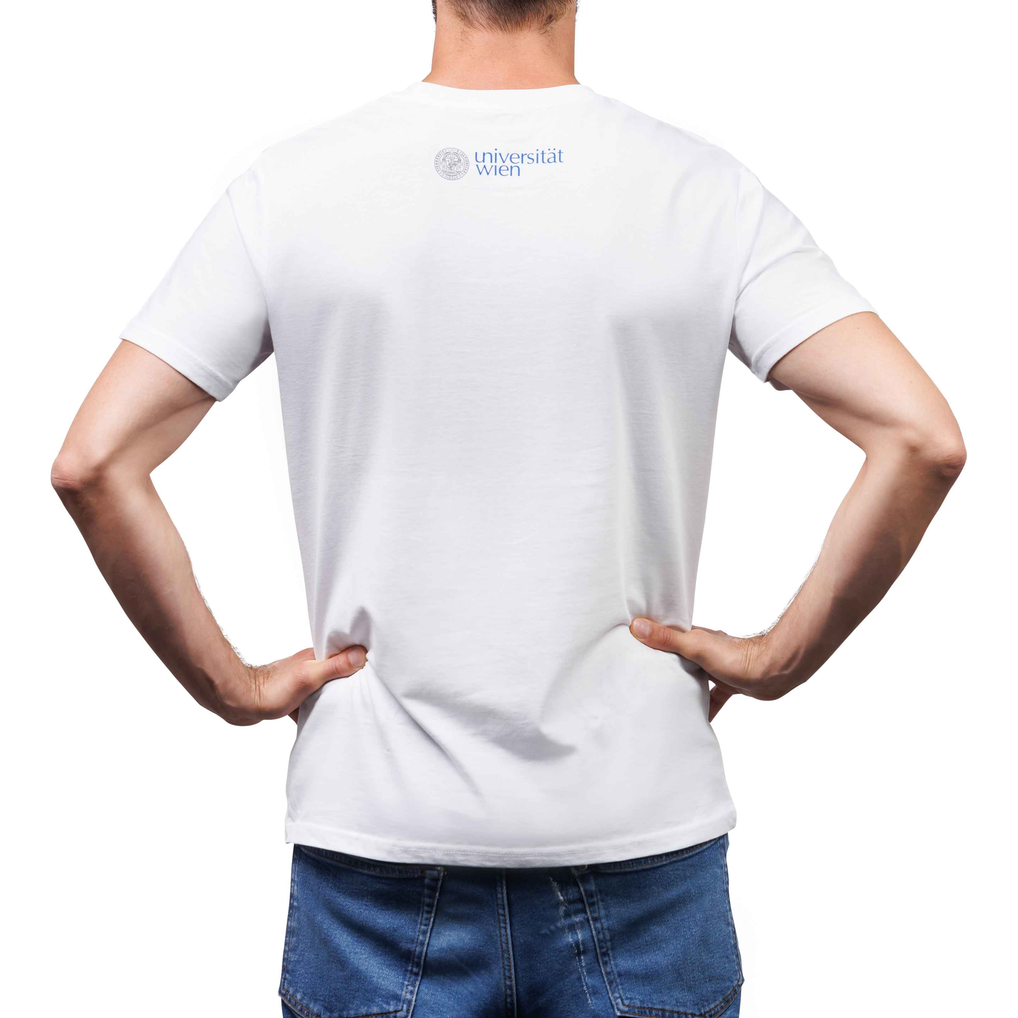 Rückansicht von männlichem Fotomodel, das ein weißes T-Shirt trägt, mit Aufdruck des Logos der Universität Wien im Nacken.