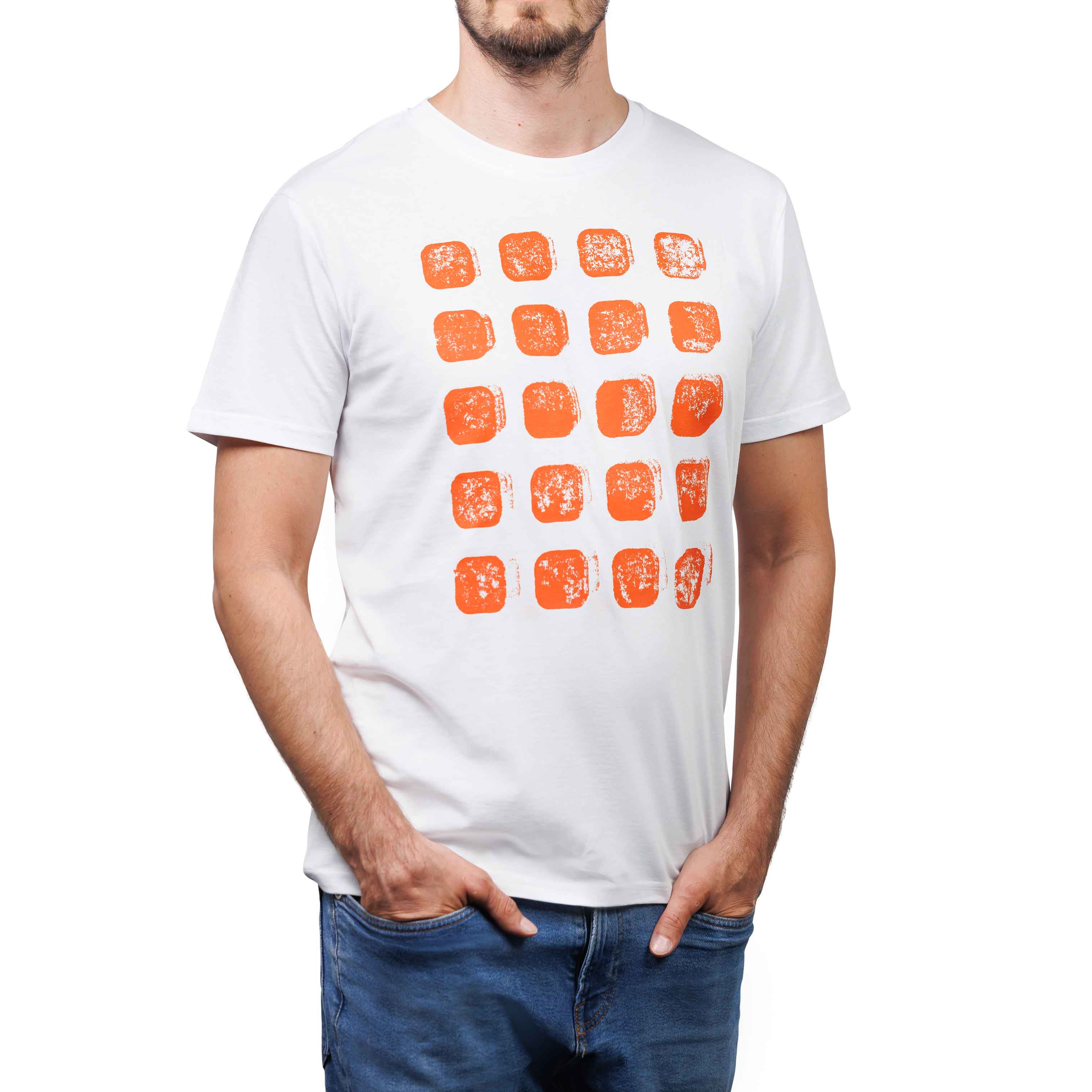 Männliches Fotomodel mit weißem T-Shirt, aufgedruck zwanzig orangene Kacheln in fünf Reihen.