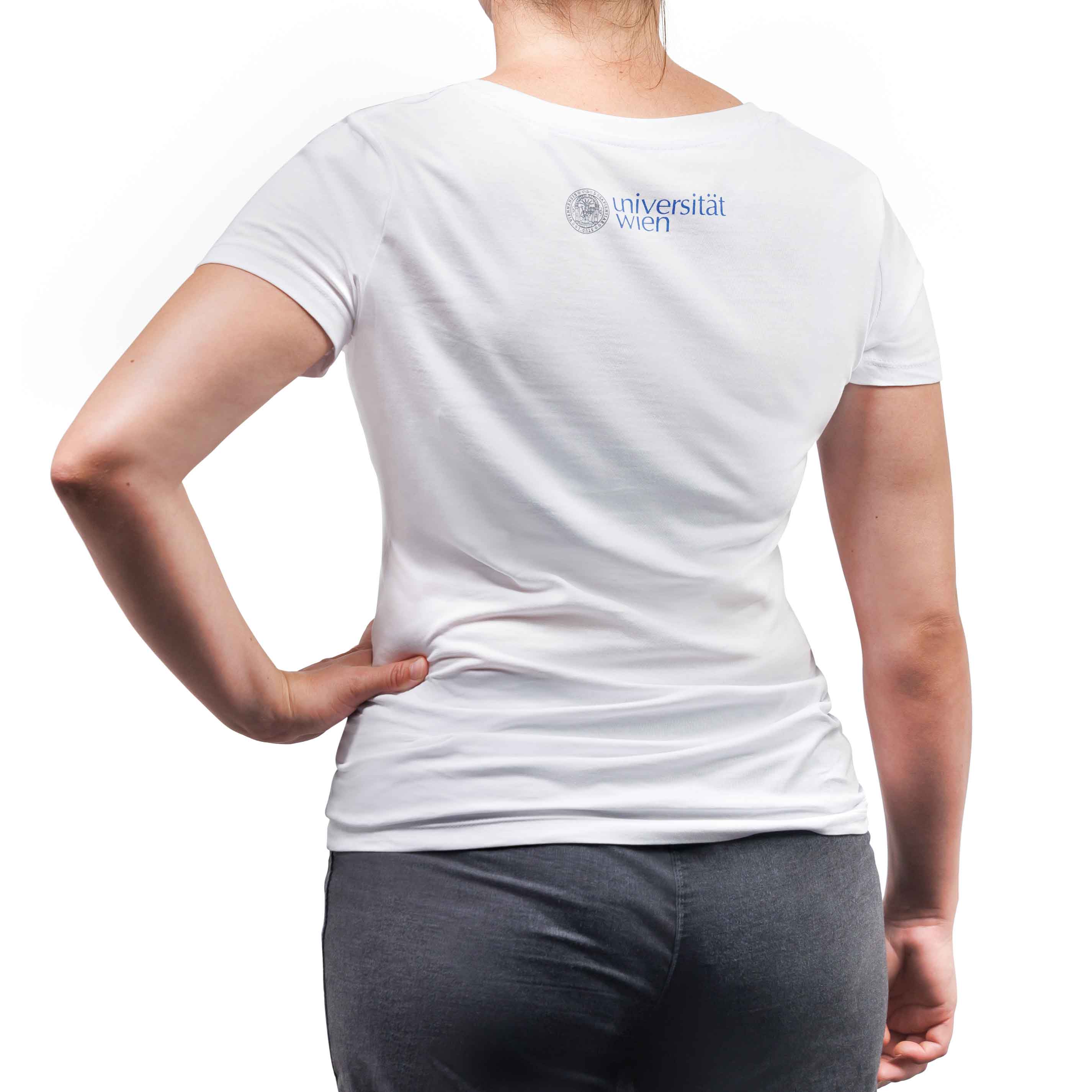 Rückansicht von weiblichem Fotomodel, das ein weißes T-Shirt trägt, mit Aufdruck des Logos der Universität Wien im Nacken.