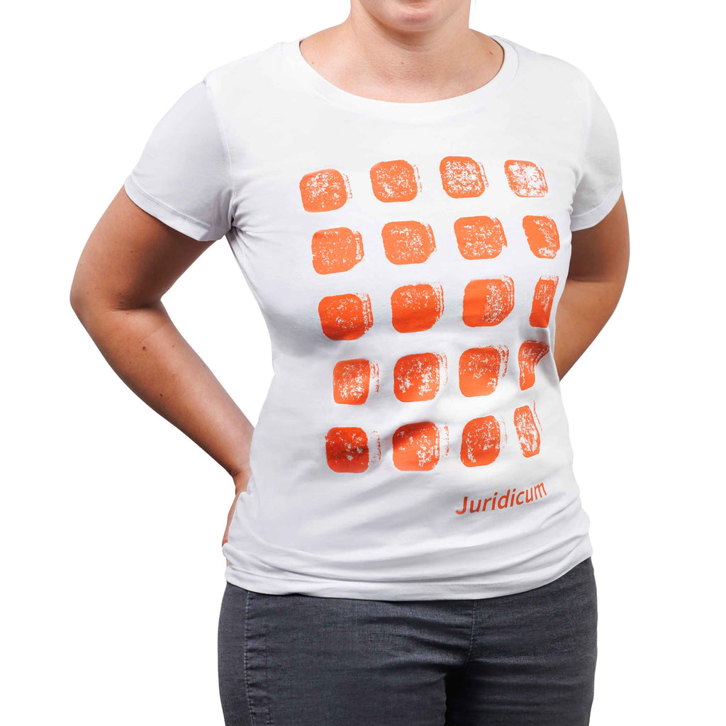 Weibliches Fotomodel mit weißem T-Shirt, aufgedruck zwanzig orangene Kacheln in fünf Reihen, darunter ein Schritzug mit dem Wort "Juridicum" in orangener Schrift.
