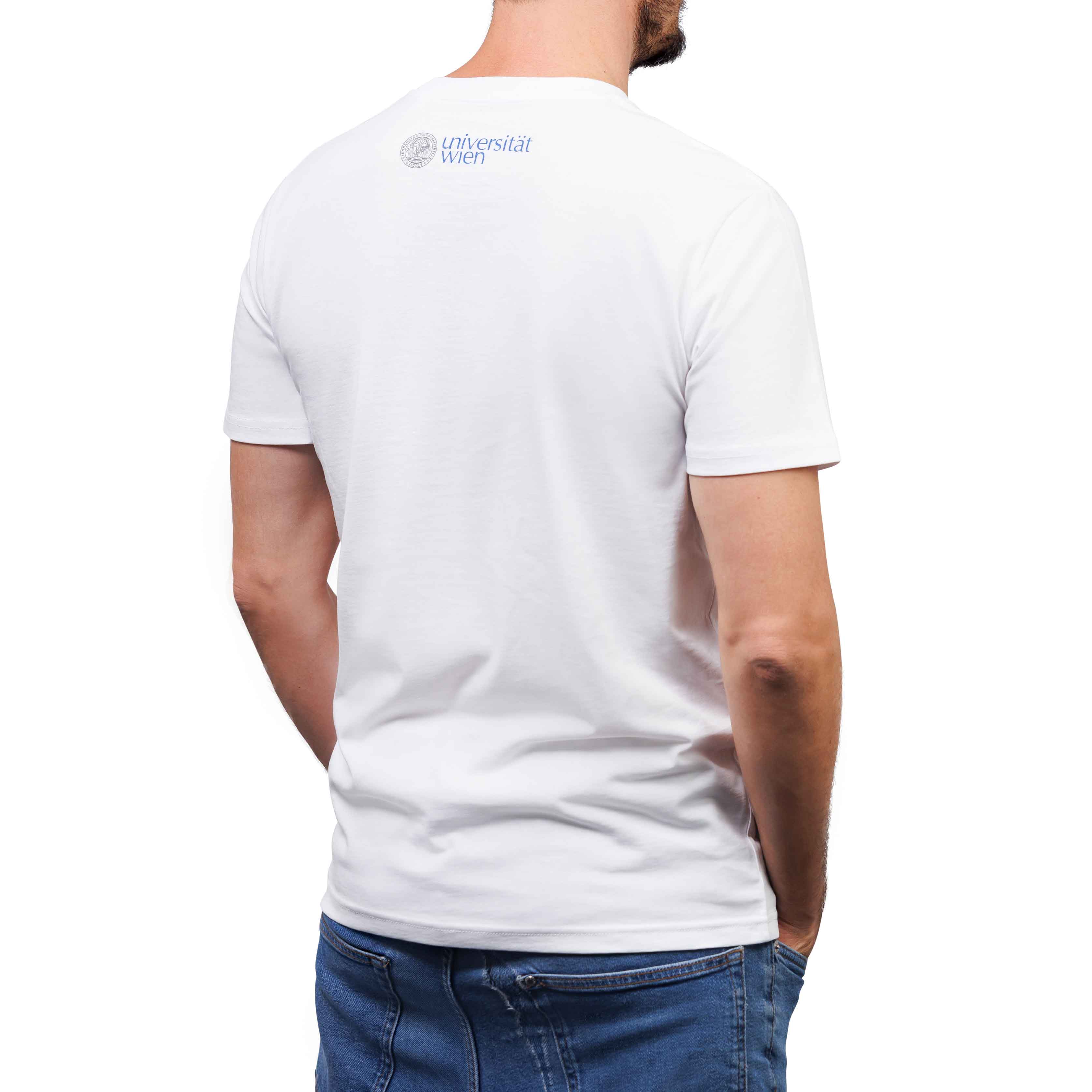 Rückansicht von männlichem Fotomodel, das ein weißes T-Shirt trägt, mit Aufdruck des Logos der Universität Wien im Nacken.