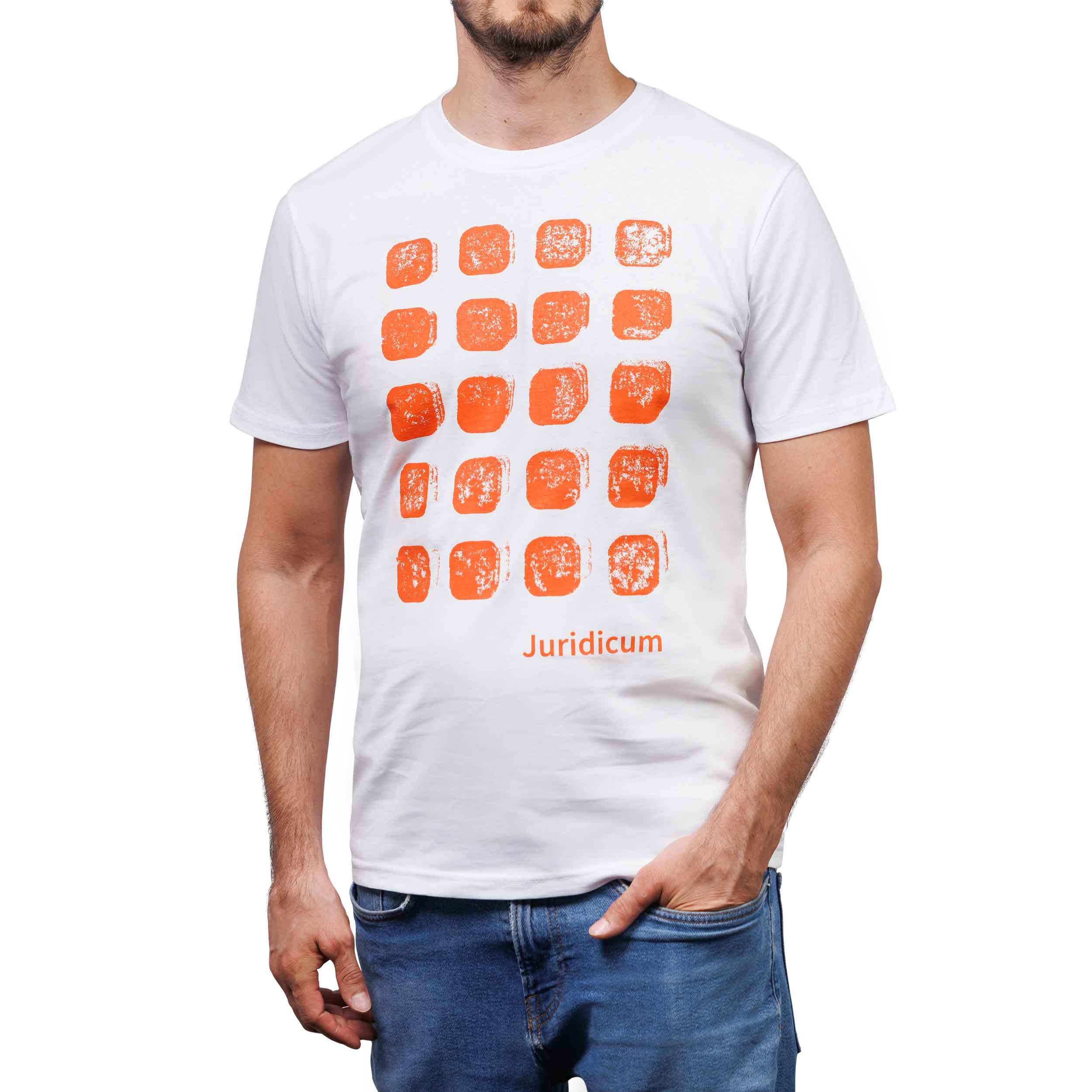 Männliches Fotomodel mit weißem T-Shirt, aufgedruck zwanzig orangene Kacheln in fünf Reihen, darunter ein Schritzug mit dem Wort "Juridicum" in orangener Schrift.