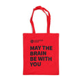 Rote Stofftasche mit langen Henkeln. Oben links das Logo „Universität Wien“. Groß in Schwarz bedruckt: „MAY THE BRAIN BE WITH YOU“.