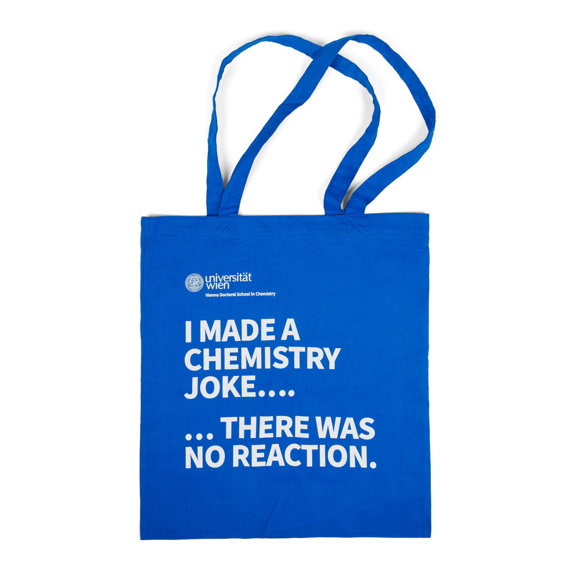 Blaue Stofftasche mit langen Henkeln. Oben links das Logo „Universität Wien“ mit Zusatz „Vienna Doctoral School in Chemistry“. Groß in Weiß bedruckt: „I MADE A CHEMISTRY JOKE…. … THERE WAS NO REACTION.“