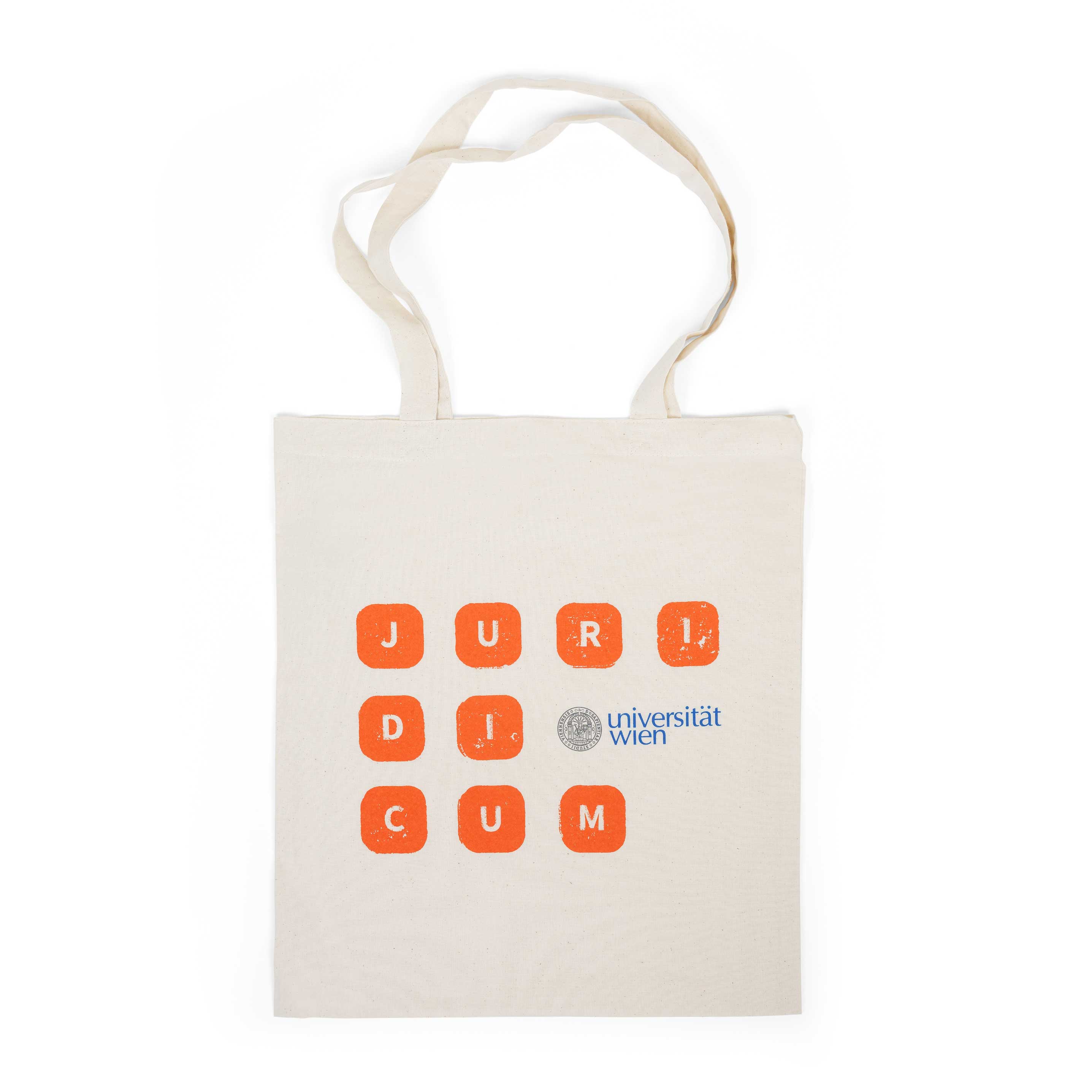 Naturfarbene Umhängetasche mit zwei Henkeln und orangenem dreizeiligem Aufdruck in Kachelform mit Schriftzug "Juridicum" und farbigem Logo der Universität Wien in der zweiten Zeile.