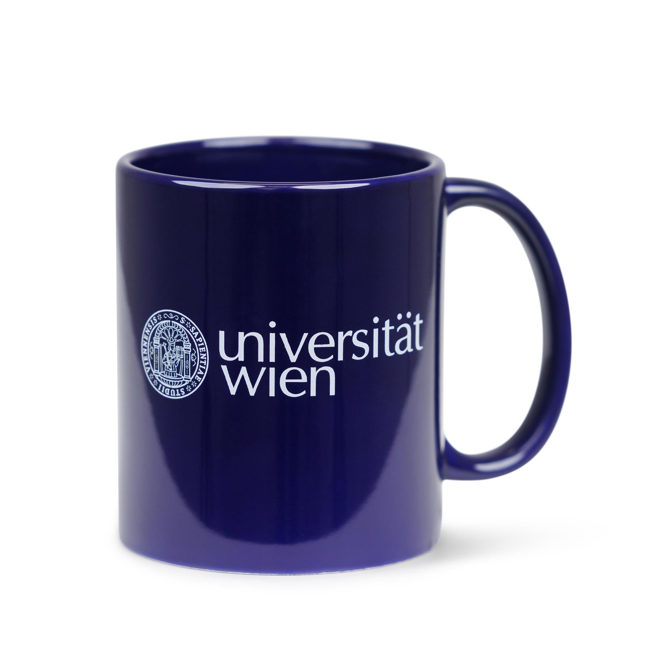 Dunkelblaue Keramiktasse mit blauem Innenraum, bedruckt mit Logo der Universität Wien in weiß, vor weißem Hintergrund.