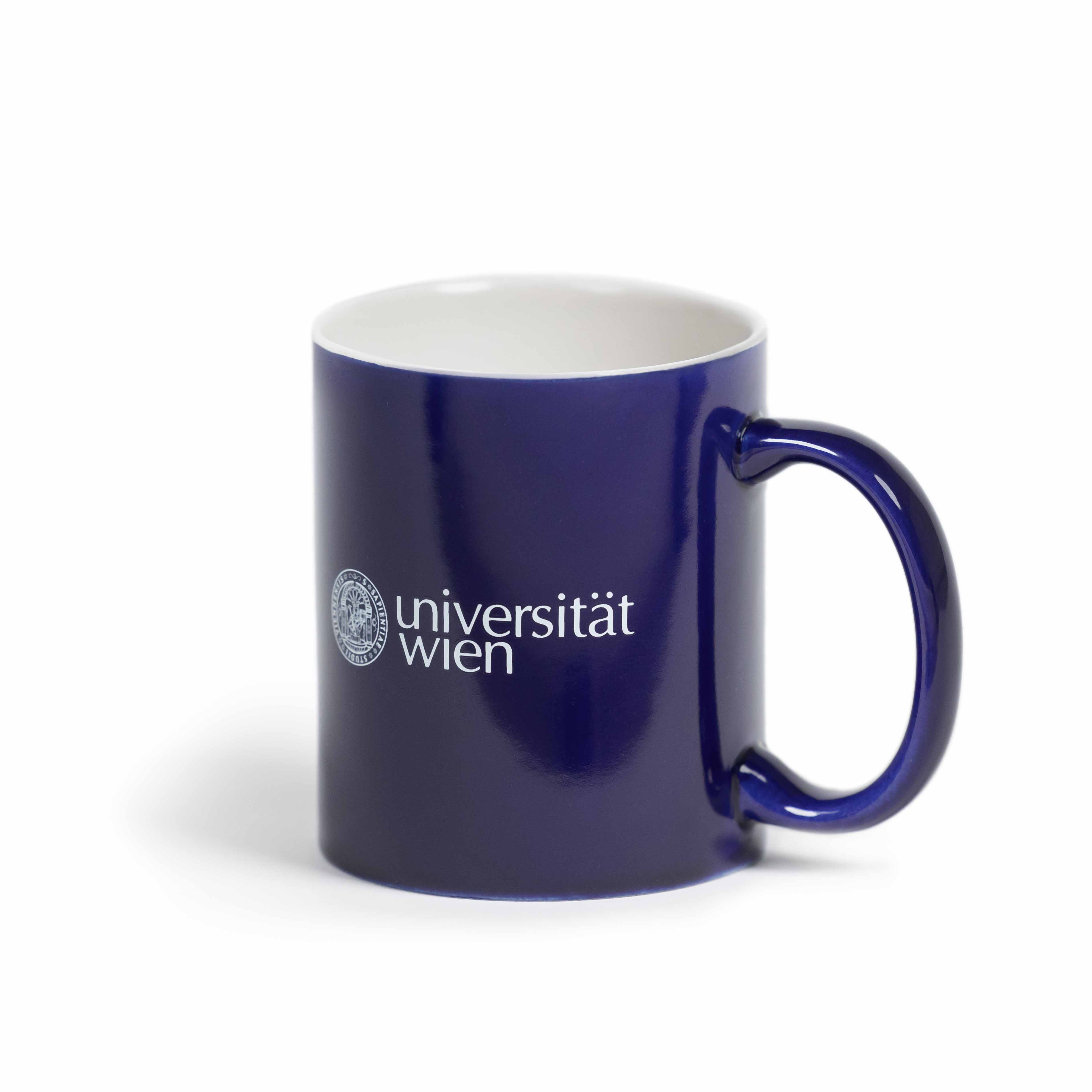 Dunkelblaue Keramiktasse mit weißem Innenraum und Henkel, bedruckt mit dem Logo und Schriftzug „universität wien“ in Weiß, freigestellt vor hellem Hintergrund.