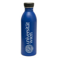 Dunkelblaue, matte Trinkflasche mit schwarzem Schraubverschluss, vertikal bedruckt mit dem weißen Schriftzug „universität wien“ und dem Siegel der Universität, freigestellt vor hellem Hintergrund.