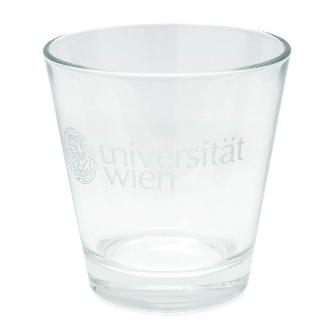 Durchsichtiges konisches Trinkglas, graviert mit Logo der Universität Wien, freigestellt vor weißem Hintergrund.