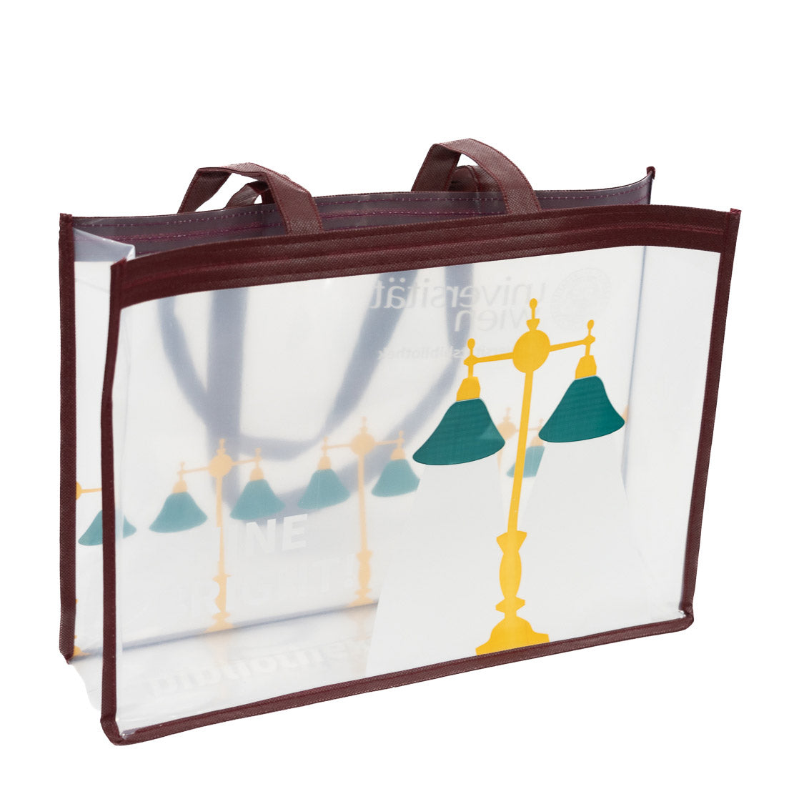 Transparente Tragetasche mit bordeauxfarbenem Rand und kurzen Griffen. Bedruckt mit gelben Leselampen mit grünen Schirmen; innen spiegelt sich ein „Universität Wien“-Aufdruck.