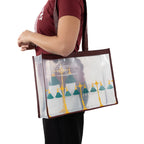 Transparente Tragetasche mit bordeauxfarbenem Rand und Schulterriemen; getragen von einer Person im bordeauxfarbenen Shirt. Aufdruck: Logo „universität wien – Universitätsbibliothek“ sowie eine Reihe gelber Leselampen mit grünen Schirmen.