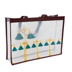 Transparente Tragetasche mit bordeauxfarbenem Rand und Griffen; bedruckt mit gelben Stehlampen und grünen Schirmen sowie dezentem „Universität Wien“-Aufdruck.